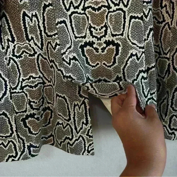 CAbi Women's Double Breasted Snake Print Business Casual Blazer Size 8‎ - Picture 13 of 16